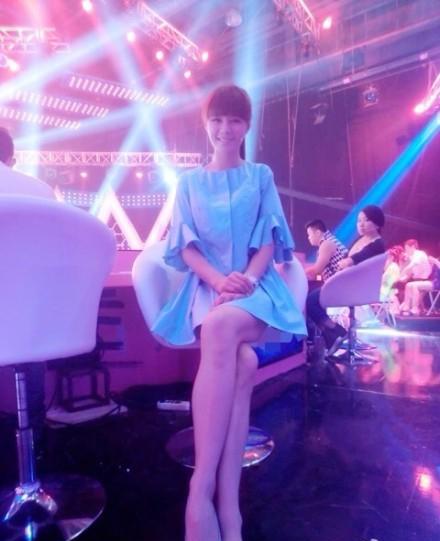 沈梦辰深夜发照秀美腿，网友直呼:换上丝袜那就美翻了!