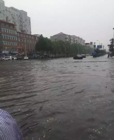 大暴雨还没来,石家庄某街道被淹堪比"黄河!
