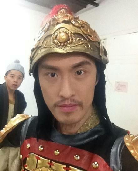 “黄胶鞋,七分裤,山羊胡子刘海柱”,33岁熬成喜剧“一哥”