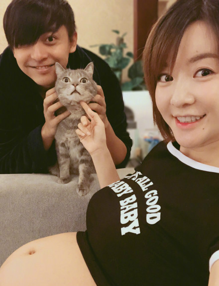 李晟刚晒泳池照又晒四口之家照片公开怀孕 网