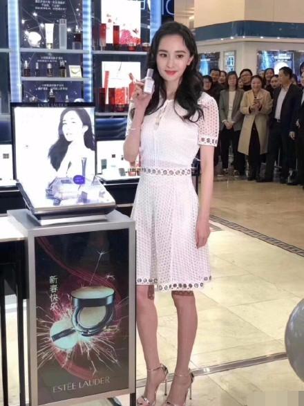 杨幂穿镂空短裙出席活动遭路人窥胸,这大长腿
