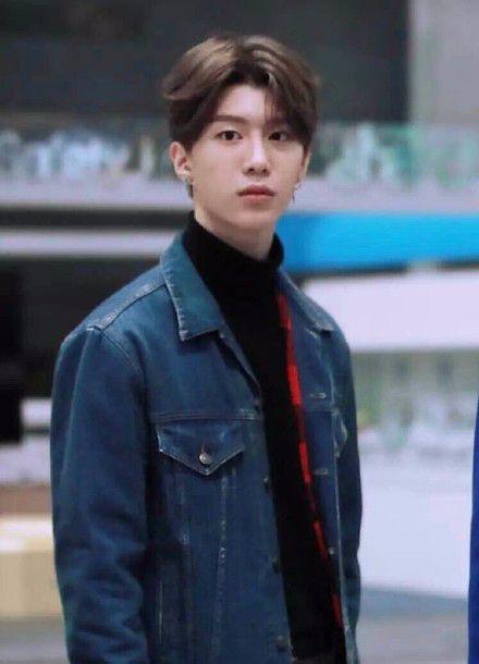 范丞丞今天开通微博都关注了谁?最新正面照曝