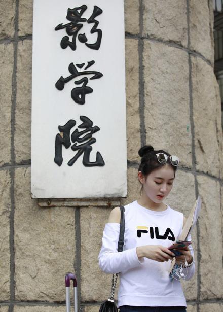 北京电影学院开学，新生全是帅哥美女，画面十分养眼