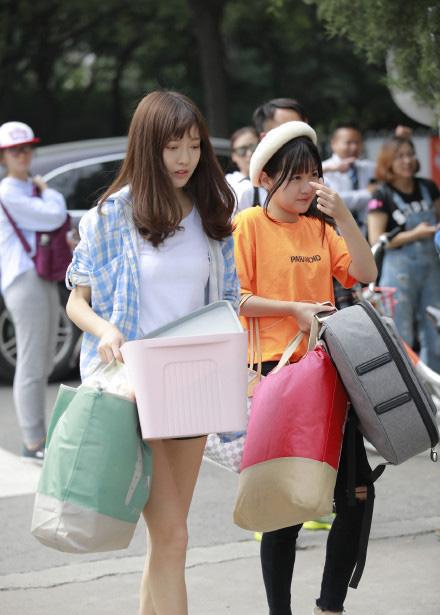 北京电影学院开学，新生全是帅哥美女，画面十分养眼