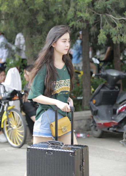 北京电影学院开学，新生全是帅哥美女，画面十分养眼