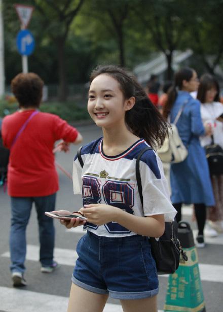 北京电影学院开学，新生全是帅哥美女，画面十分养眼