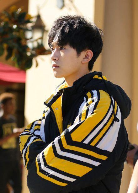 如何评价易烊千玺的杂志封面表现力?谁说少年