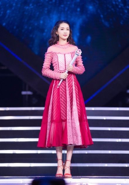 蛋糕裙真的是时尚黑洞,那么瘦的李沁都穿得如