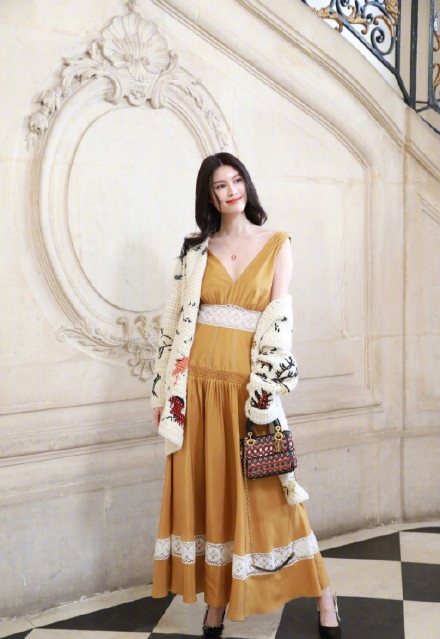 她竟然成为2018Dior春夏高定秀场上最抢眼的