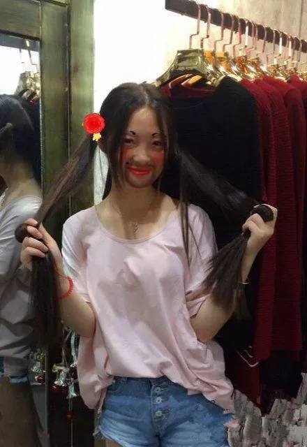 搞笑内涵:谁说农村妹子就很俗气的,看看人家既贤惠又漂亮!