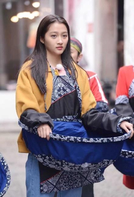 跑男首期录制不见迪丽热巴,baby不戴口罩,关晓彤保镖用鸭脖抢镜
