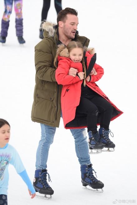 小七最新照片!红色羽绒服真漂亮,贝嫂维多利亚给女儿加油