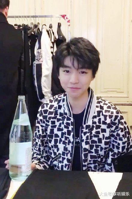 王俊凯撅起小嘴喝水, 喝完还打嗝吐舌头, 超萌