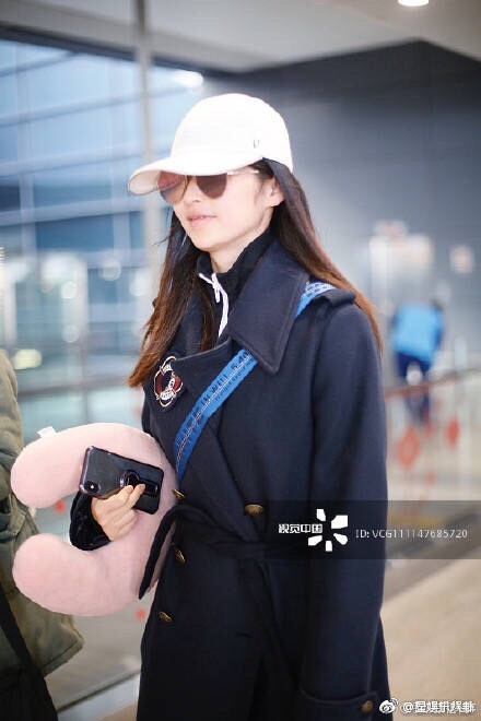 颖儿 产女后首次亮相上海机场,女明星生孩子都