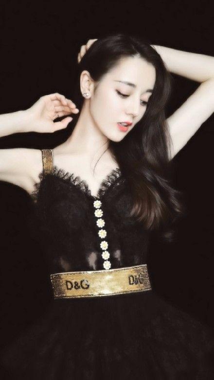 迪丽热巴用事实证明胖人先胖胸,旁边保安眼睛