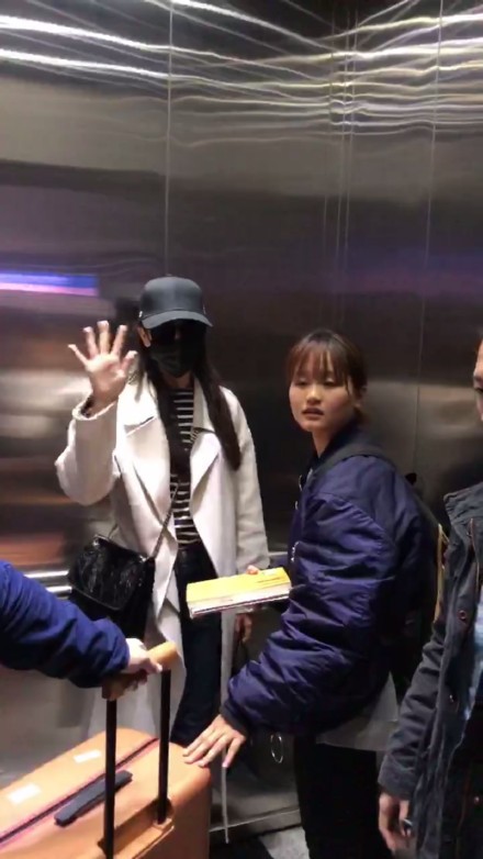 迪丽热巴戴帽子和口罩现身遮捂严实,电梯里跟