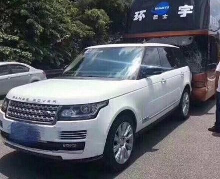 俗话说老虎屁股摸不得，大客车挡风玻璃完全破碎，路虎车牌亮了