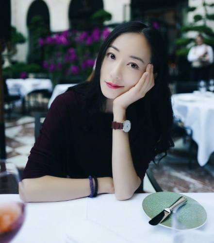 从小在军大院里长大, 进入娱乐圈后因背景强大