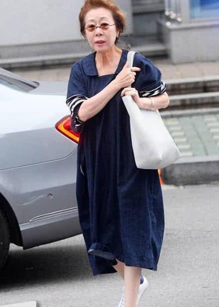 年过七旬尹汝贞潮味十足,爱美不亚于年轻人,就