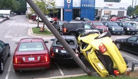 开野马车的美女停车误踩油门，随后一大群人陪着他哭