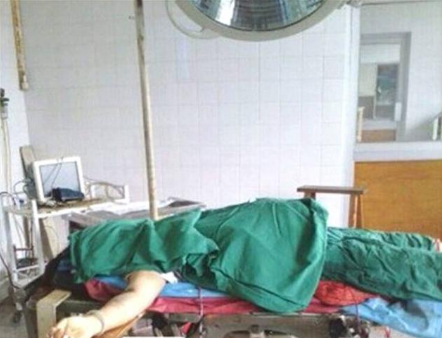 双胞胎孕妇肚子痛,送医途中身亡,得知原因,老公