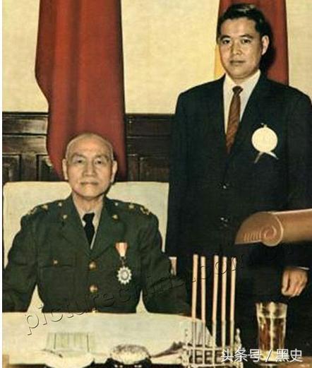 他是飞行员，28岁驾机叛逃台湾，54岁潜回大陆，在机场被抓