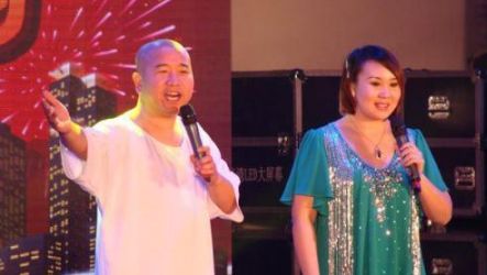 王小利和前妻离婚后，娶小11岁娇妻恩爱，23岁儿子帅气英俊！