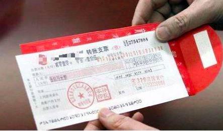 富豪破产,乞丐送他一件棉衣,不料藏了100万,得知原委哭了