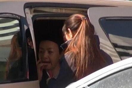 专演小人物的“春晚一姐”，豪宅客厅超百平米，豪华座驾让人叹服