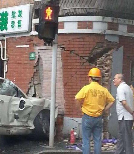 上海一辆宾利撞上路边店家，事后宾利车主很后悔