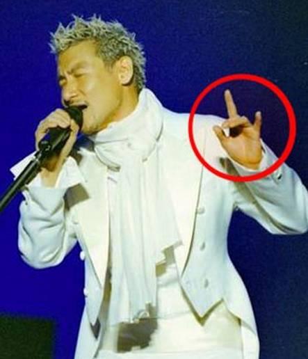 盘点明星唱歌时的招牌动作:张杰腰好、萧敬腾腿好、大张伟蹦的欢