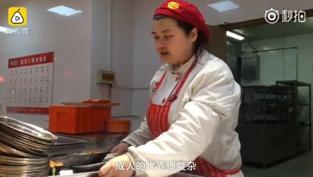 不准叫阿姨! 90后食堂小姐姐走红, 再叫阿姨勺子抖到底!