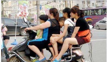 穿成这样骑电动车,开车的老司机这下怎么办?美