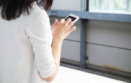 老公偷偷给我妹买手机,无意间看到妹妹手机里的短信