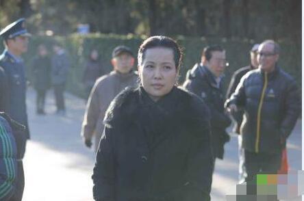 被儿子坑惨了的李双江夫妇如今近照憔悴无比，走在路边都无人识