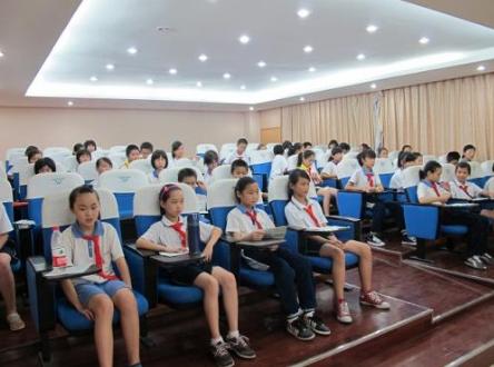 家长要求给自己孩子调座位,老师霸气拒绝,走心