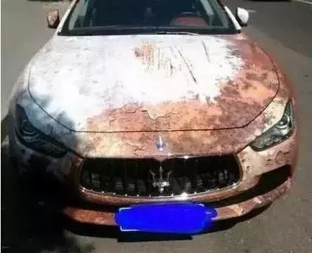 200W“报废”豪车丢弃在路边，令人惋惜，打开车门却让人羡慕！