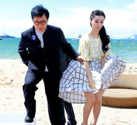 成龙的咸猪手抱遍国内外女明星，唯独她让成龙尴尬得无地自容！