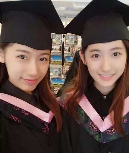 复旦姐妹花在照片中美得像仙女，被《天天向上》打回原形