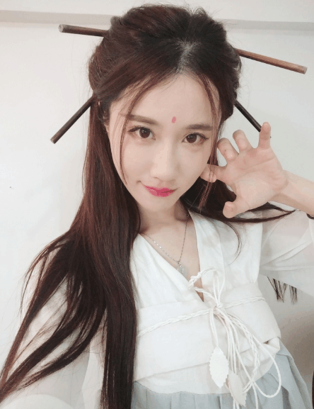 主播轩子巨2兔cos倚天周芷若,一手九阴白骨爪吓坏网友