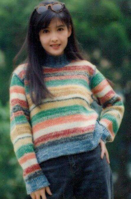 一代玉女周慧敏50岁近照，容颜美如少女，但这一缺陷却相当尴尬！