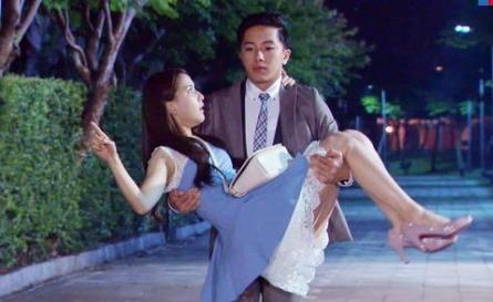 经常看到影视剧中的公主抱, 男演员如此轻松原来是这么拍出来的