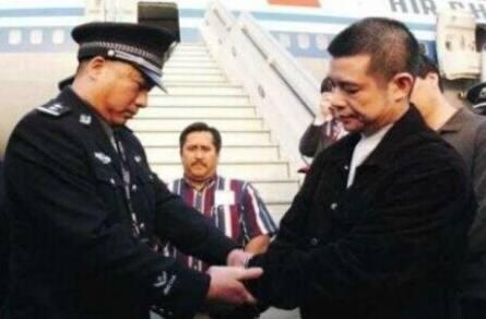 此人是中国第一巨贪, 贪污30多亿人民币, 为何只能判刑12年
