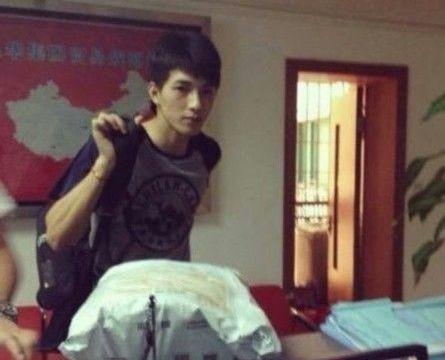 京东快递小哥要穿黑西装、带白手套、开“豪车”，你怎么看？