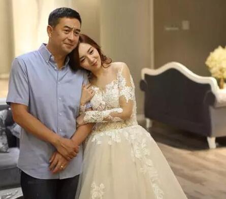 张嘉译与老婆喝交杯酒,满头白发真的是显老了