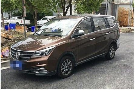 8万宝骏违停路边，路人看到车主留的移车电话都赞车主才华横溢！