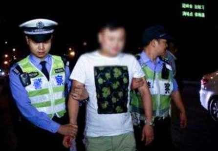 一男子赌博时用微型摄像头偷看其他人的牌, 从而赢取高额钱财
