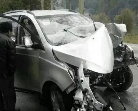 宝骏730撞上大货车后报废，宝骏车主下车后直呼不该买这车