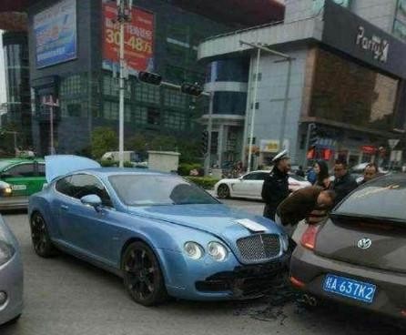 400万宾利GT撞上20万甲壳虫：大众车主下车后沉默不言