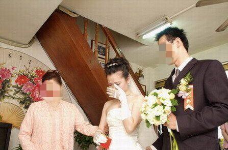 婚礼现场,娘家给我20万陪嫁我感动哭,当晚我气
